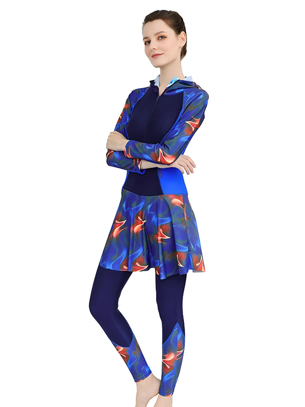 Une femme porte un maillot de bain musulman bleu avec une jupe et des leggings assortis. Le maillot de bain a un motif floral rouge et bleu.