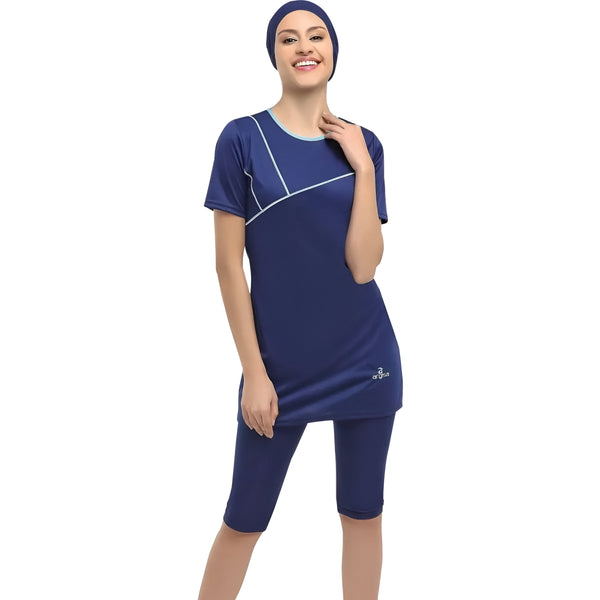 Une femme souriante portant un maillot de bain musulman bleu avec des détails turquoise et un hijab assorti.