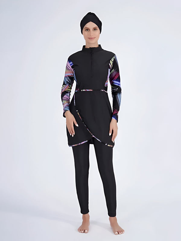 Une femme portant un maillot de bain musulman noir avec des motifs colorés sur les manches et une ceinture. Le maillot de bain comprend une longue tunique et un pantalon long. Elle porte également un hijab noir.