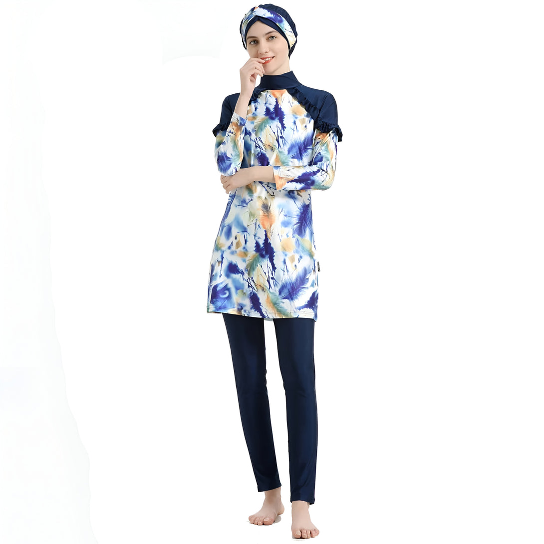 Une femme portant un maillot de bain musulman bleu à imprimé floral avec un hijab assorti.