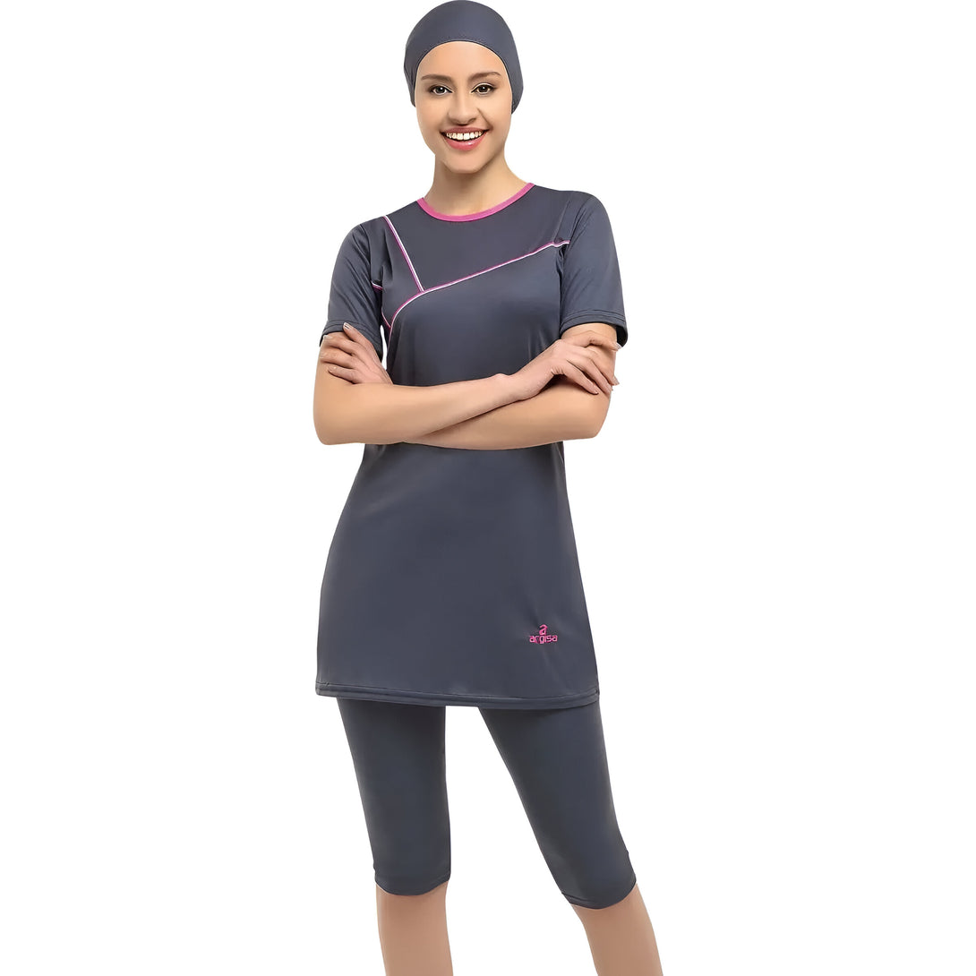 Une femme souriante porte un maillot de bain musulman gris avec des détails roses. Elle porte un hijab assorti. Le maillot de bain est de la marque "algisa".