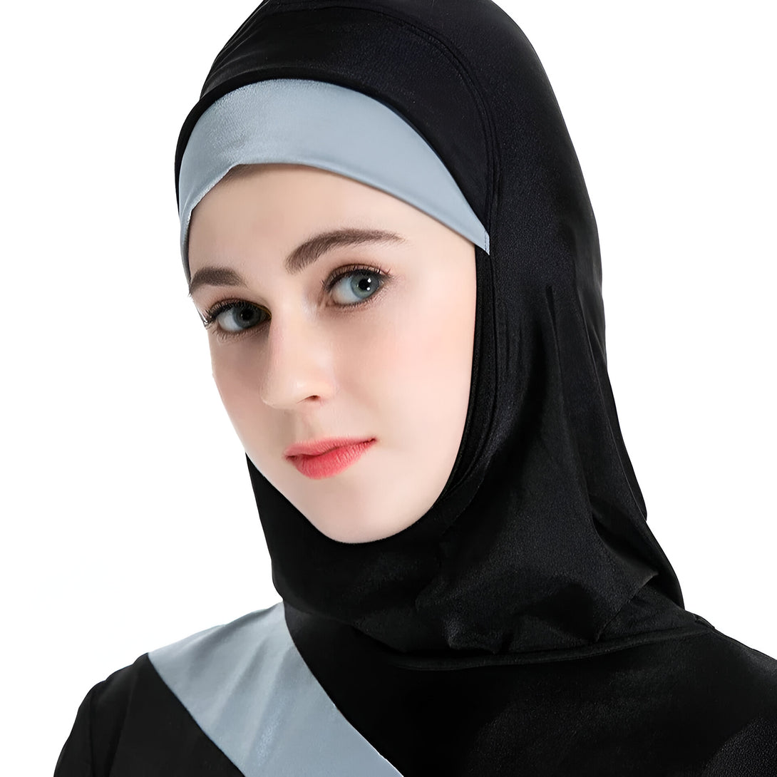 Une femme portant un hijab noir et gris, une tenue de bain musulmane.