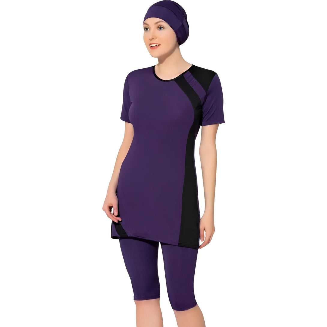 Maillot de bain musulman pour femme, violet avec des détails noirs, manches courtes, pantalon long et hijab assorti.