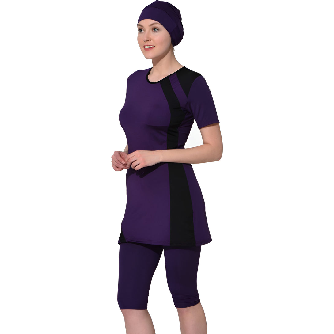 Une femme portant un maillot de bain musulman violet avec un pantalon assorti et un foulard assorti.