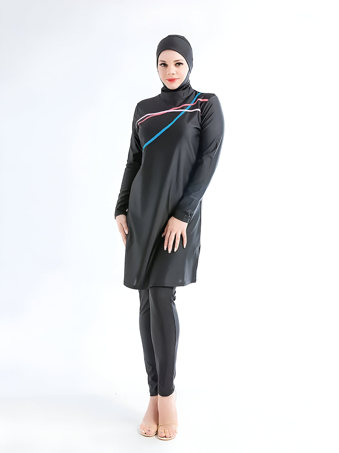 Une femme portant un maillot de bain musulman noir avec des détails colorés. Le maillot de bain a des manches longues et des leggings intégrés. La femme porte un hijab noir.