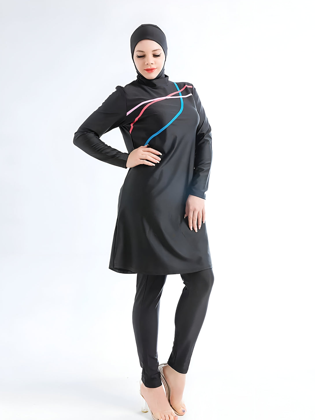 Une femme portant un maillot de bain musulman noir avec des détails colorés. Le maillot de bain comprend une longue tunique et un pantalon.