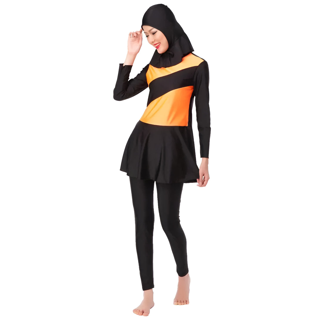 Une femme portant un maillot de bain musulman noir et orange avec un hijab.