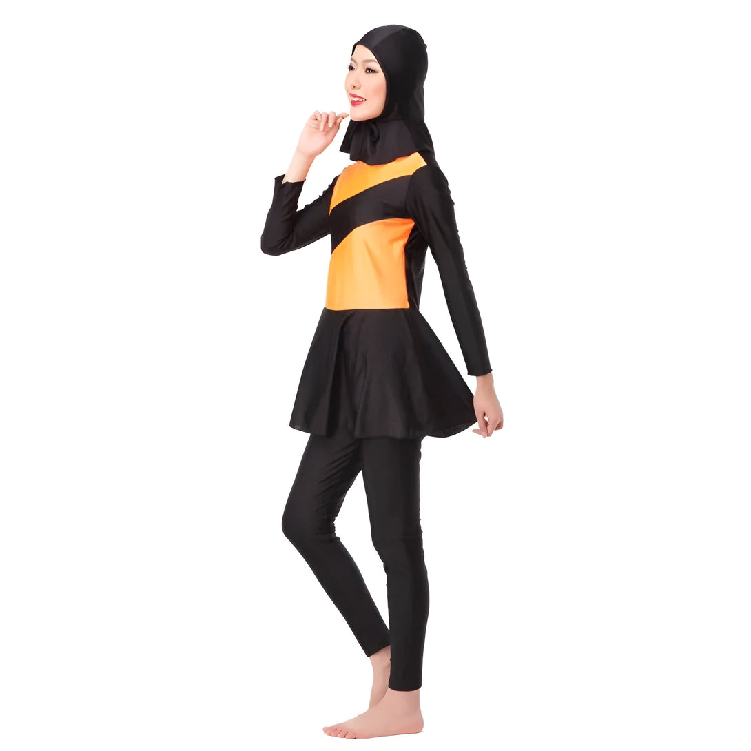 Une femme portant un maillot de bain musulman noir et orange.