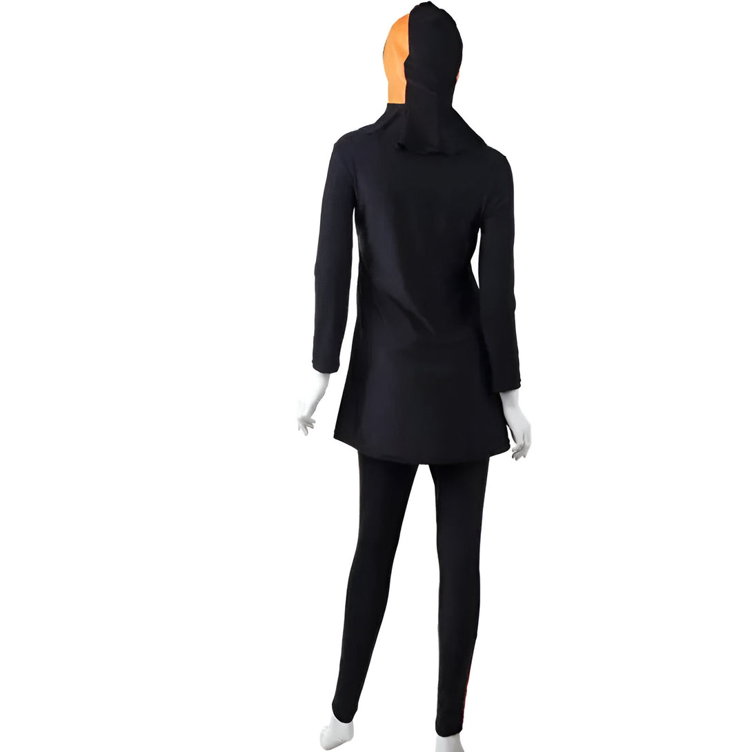 Une femme portant un maillot de bain musulman noir avec une longue tunique et un pantalon long. Le maillot de bain est conçu pour couvrir le corps de la tête aux pieds.