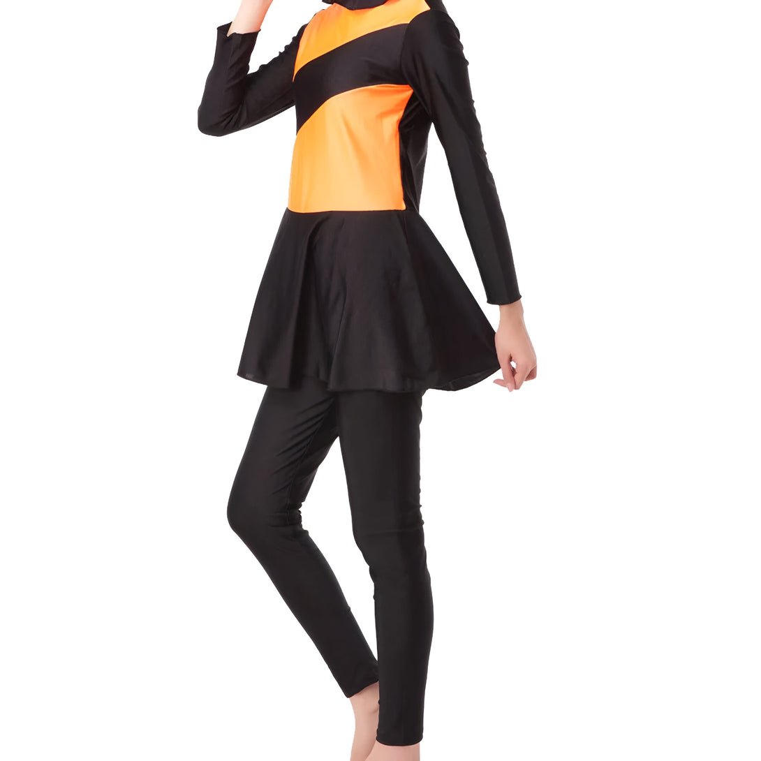 Une femme portant un maillot de bain musulman noir avec une bande orange. Le maillot est à manches longues et a une jupe.