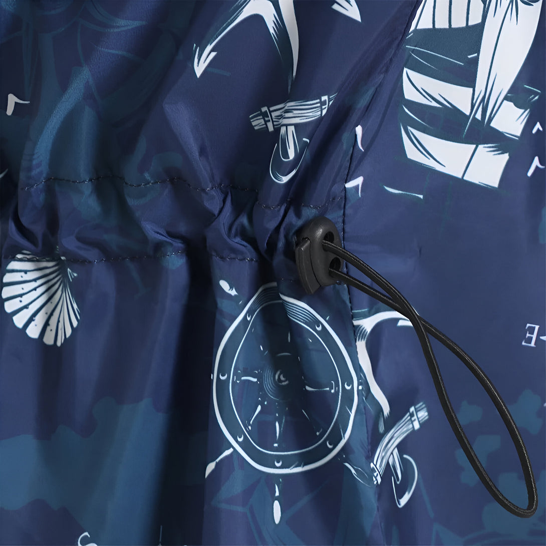 Détail de tissu bleu marine avec un motif de coquillages, ancres et volants. Le tissu est doté d'un cordon de serrage noir.