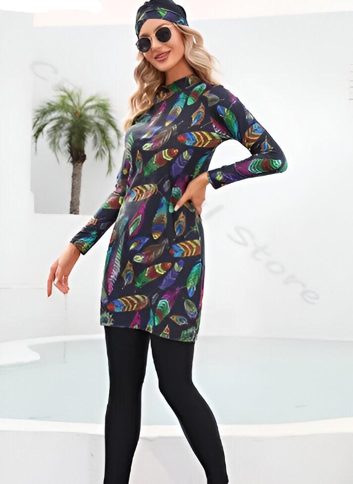 Une femme portant une robe musulmane à manches longues avec un motif de plumes colorées et un hijab assorti.