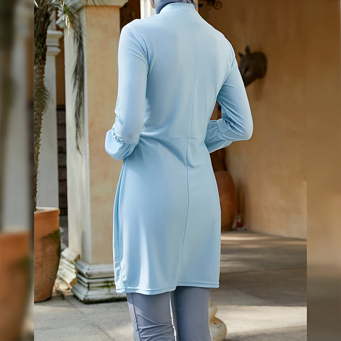 Une femme portant une robe longue bleu ciel, idéale pour les femmes musulmanes.