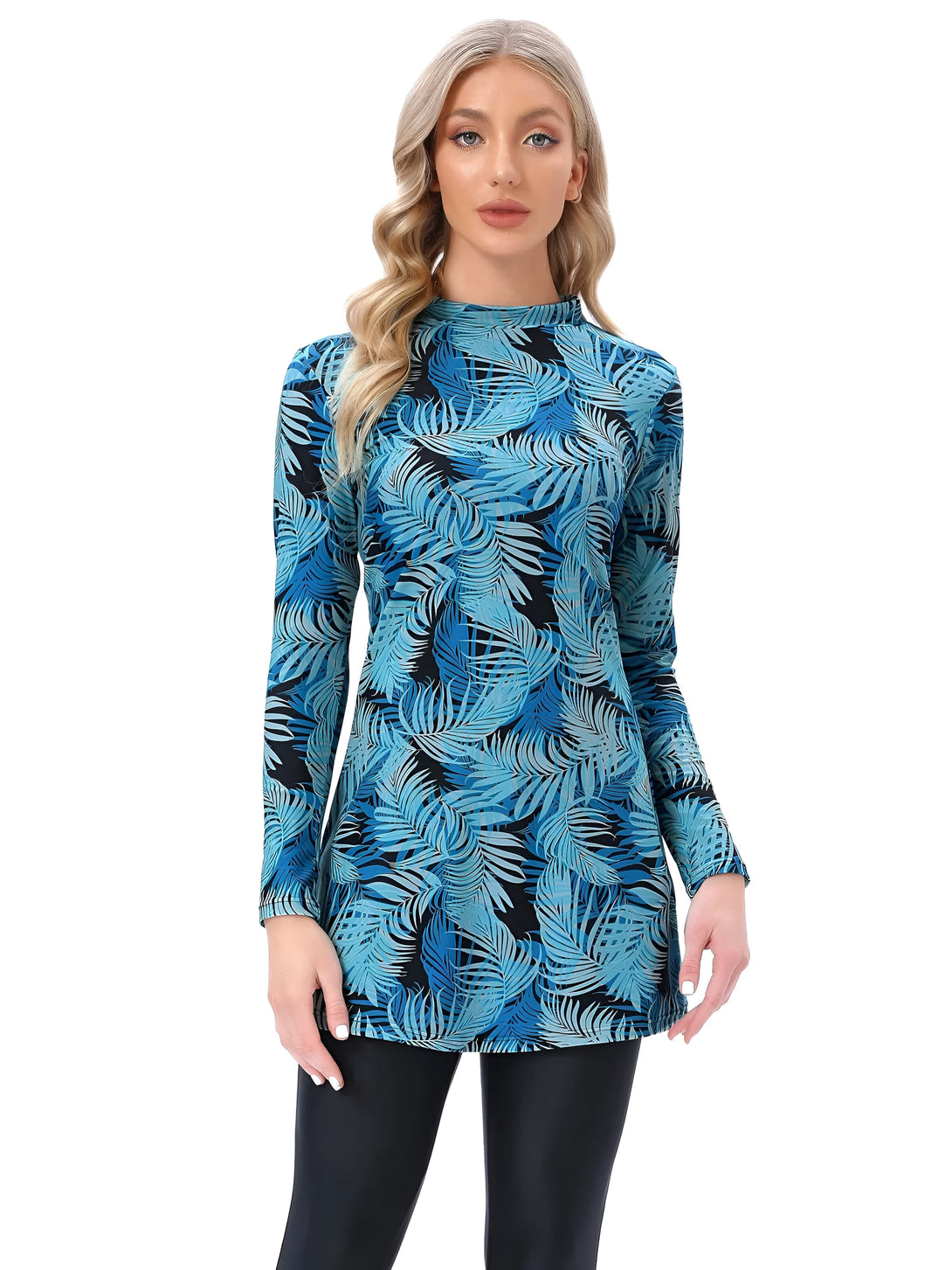 Une femme porte une robe longue à manches longues avec un motif de feuilles bleues sur fond noir. La robe est idéale pour les femmes musulmanes.