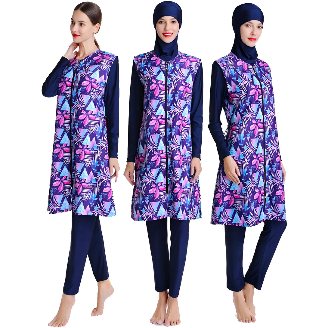 Trois femmes portant des maillots de bain musulmans avec un motif floral bleu, rose et violet. Les maillots de bain sont à manches longues et couvrent tout le corps.