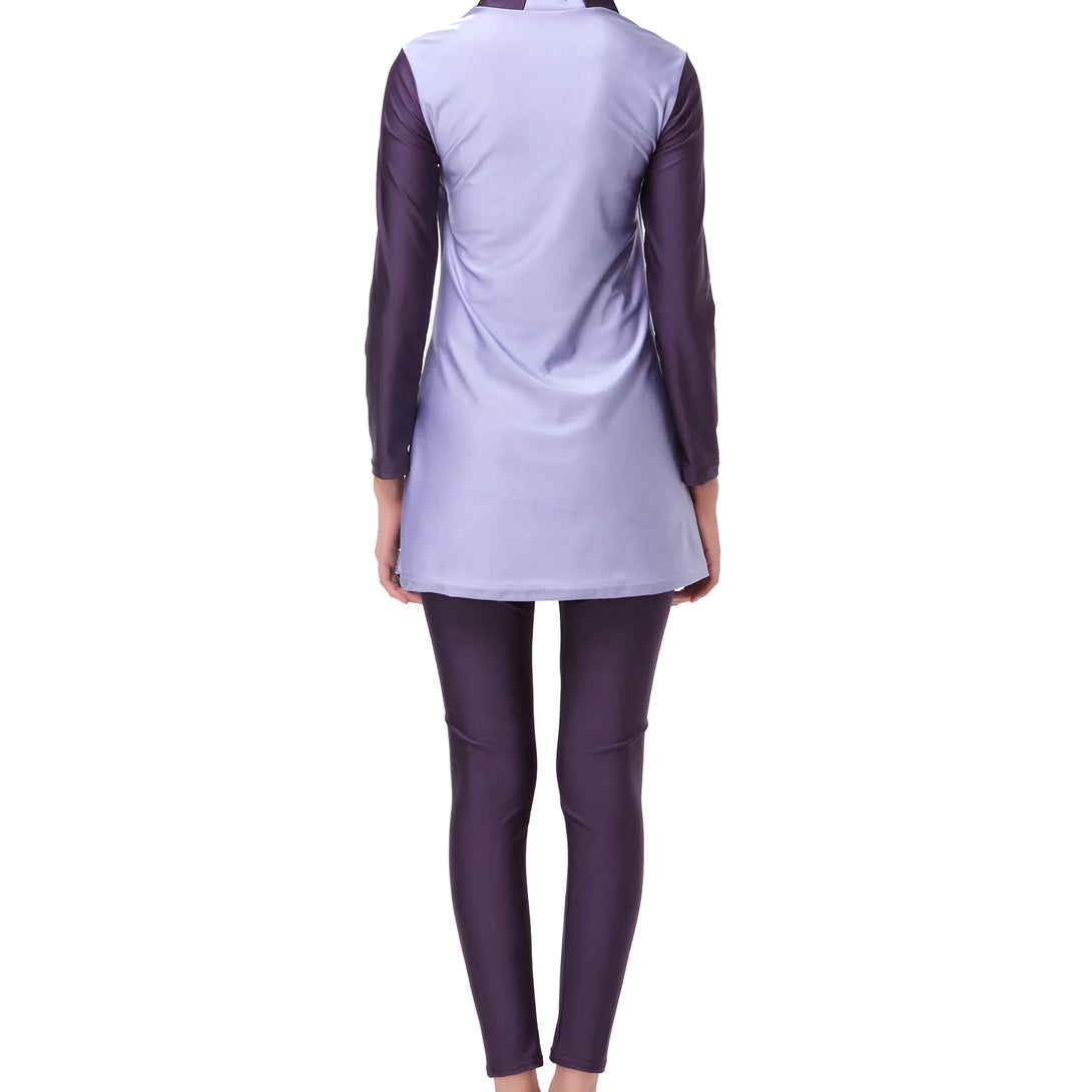 Vue arrière d'une femme portant un maillot de bain islamique violet et mauve avec manches longues et leggings.