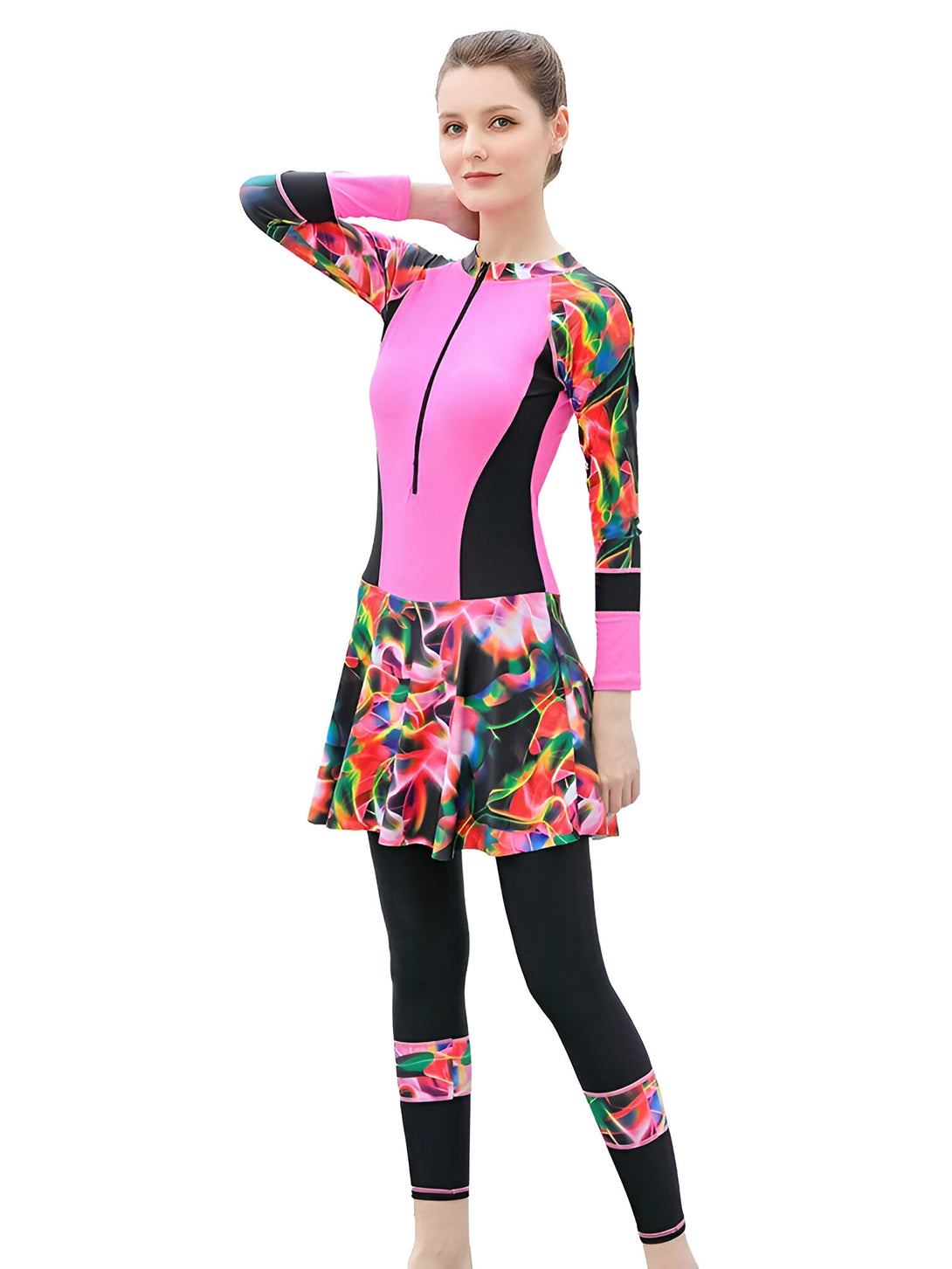 Une femme portant un maillot de bain musulman rose et noir avec des manches longues et une jupe. Le maillot de bain est imprimé de motifs colorés.
