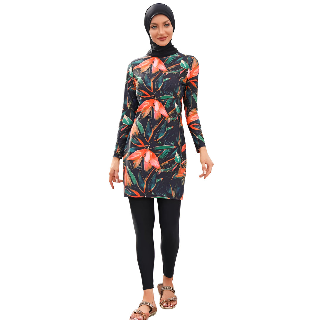 Une femme portant un maillot de bain musulman à manches longues avec un motif floral sur fond noir et un hijab noir.