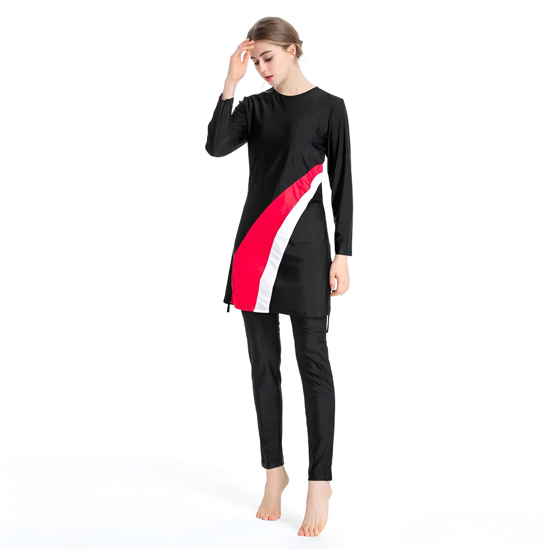 Une femme portant un maillot de bain musulman noir avec des détails rouges et blancs.