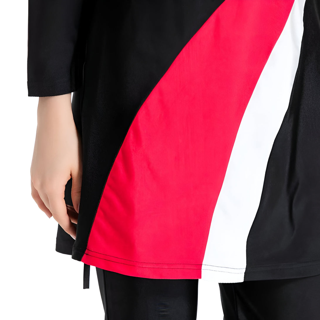 Une robe de bain musulmane noire avec des détails rouges et blancs. La robe a des manches longues et une jupe qui arrive aux genoux.
