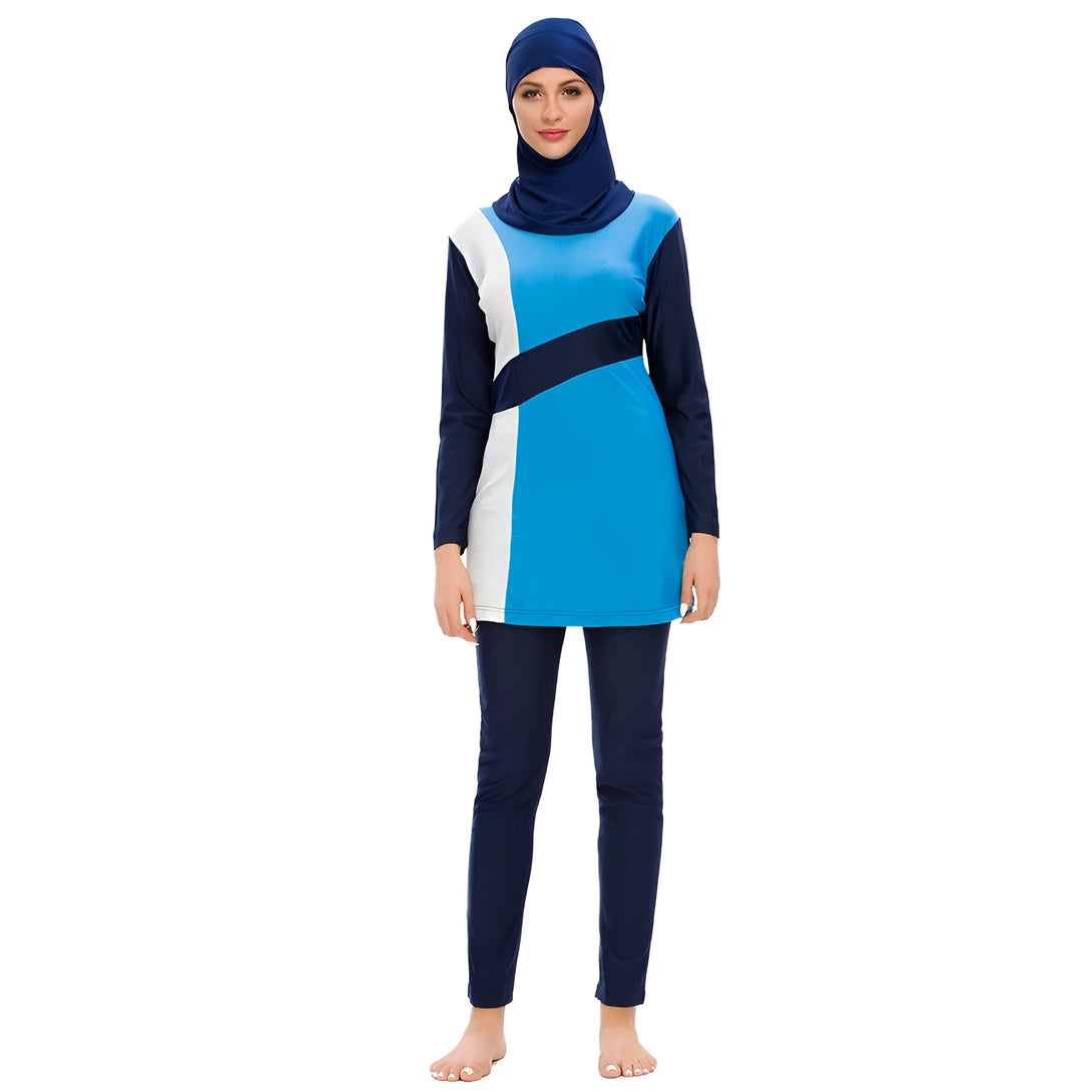 Une femme portant un maillot de bain musulman bleu, blanc et noir avec un hijab assorti.