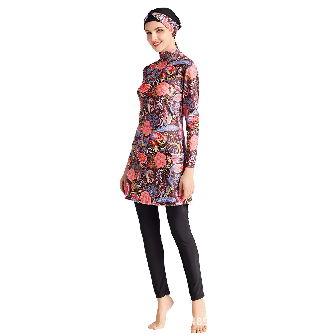 Une femme portant un maillot de bain musulman à manches longues avec un motif floral sur un fond brun. Elle porte également un hijab noir.