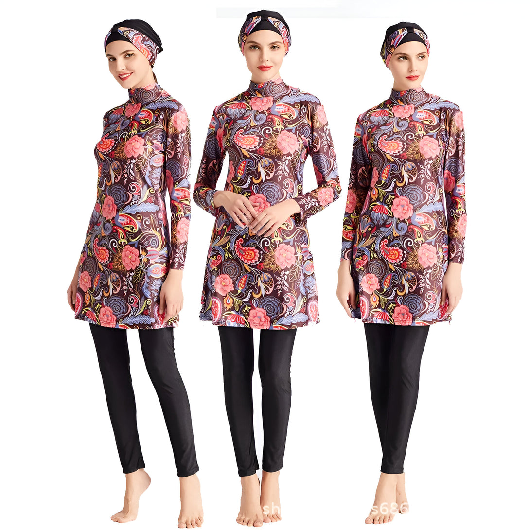 Trois femmes portant des maillots de bain musulmans à manches longues avec un motif floral. Les maillots de bain sont noirs avec des fleurs roses, bleues et jaunes. Les femmes portent également des foulards assortis.