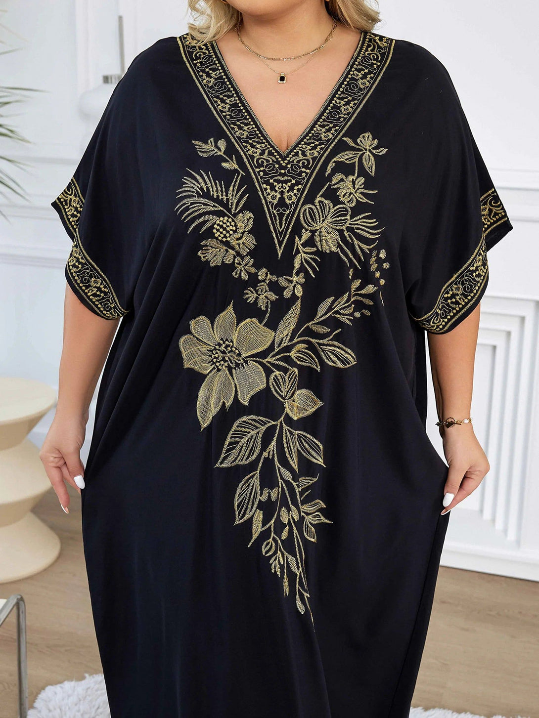 Robe longue noire pour femme avec broderie dorée de fleurs et de feuilles.  Parfait pour les occasions spéciales ou pour un look élégant au quotidien.  #robemusulmane #tenuemusulmane #modeislamique #habitsmusulmans #abaya #jubah #kaftan