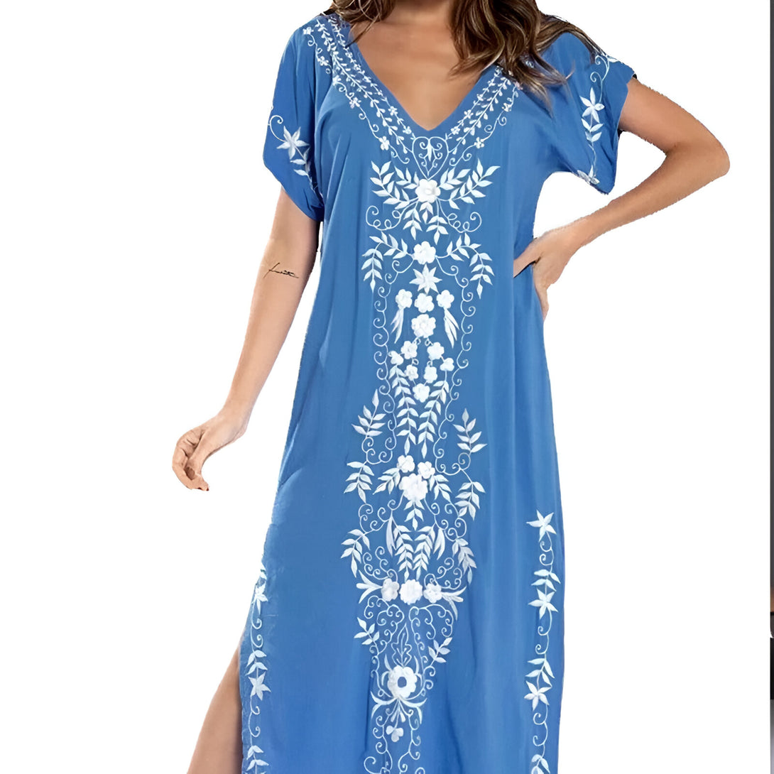 Robe longue bleu clair avec un motif floral blanc brodé. Parfaite pour les occasions spéciales ou pour un look élégant au quotidien.
