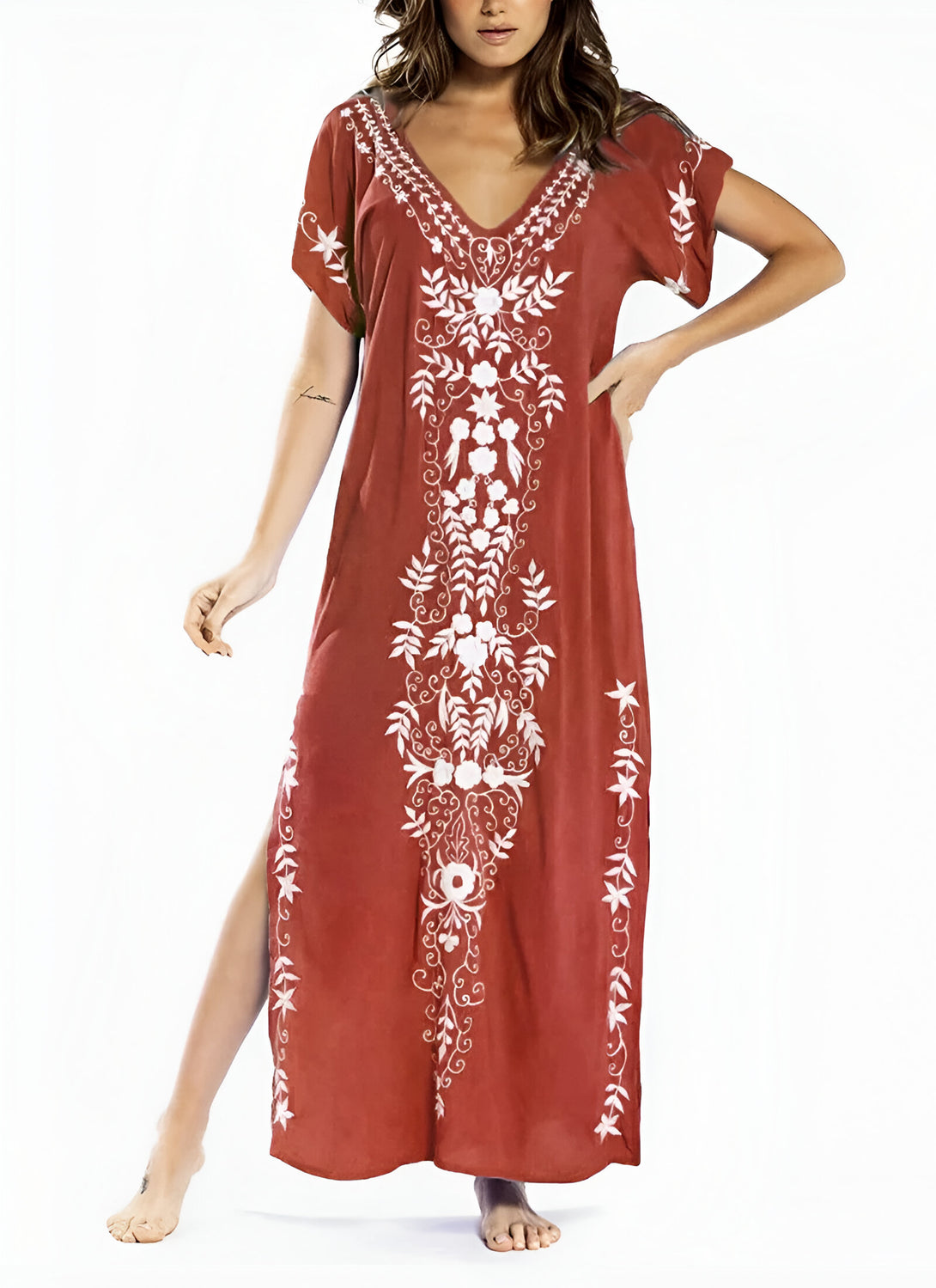Robe longue rouge pour femme avec un motif floral brodé blanc. La robe est à manches courtes et a un décolleté en V. Elle est parfaite pour les occasions spéciales ou pour une tenue décontractée.