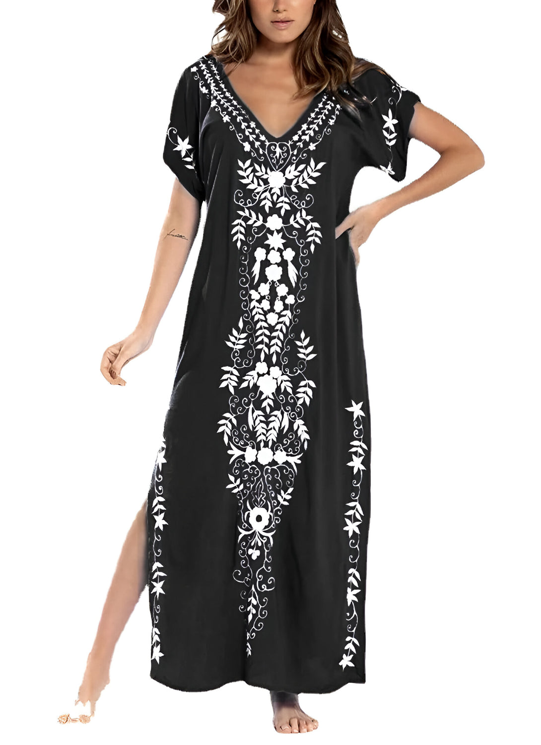 Une robe longue noire avec des broderies blanches de fleurs et de feuilles.  La robe a un col en V et des manches courtes. Elle est parfaite pour les occasions spéciales.