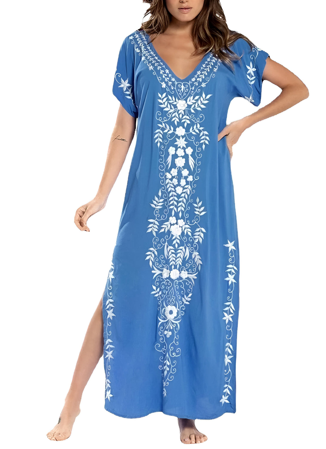 Une robe longue bleue avec un motif floral blanc brodé. La robe a un col en V et des manches courtes. Elle est parfaite pour les occasions spéciales ou pour une tenue décontractée.