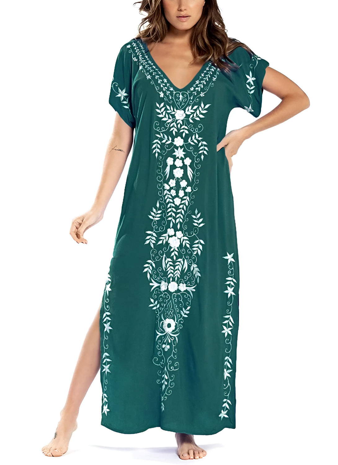 Une robe longue verte avec une broderie florale blanche. La robe a un décolleté en V et des manches courtes. Elle est parfaite pour les occasions spéciales ou pour un look décontracté chic.