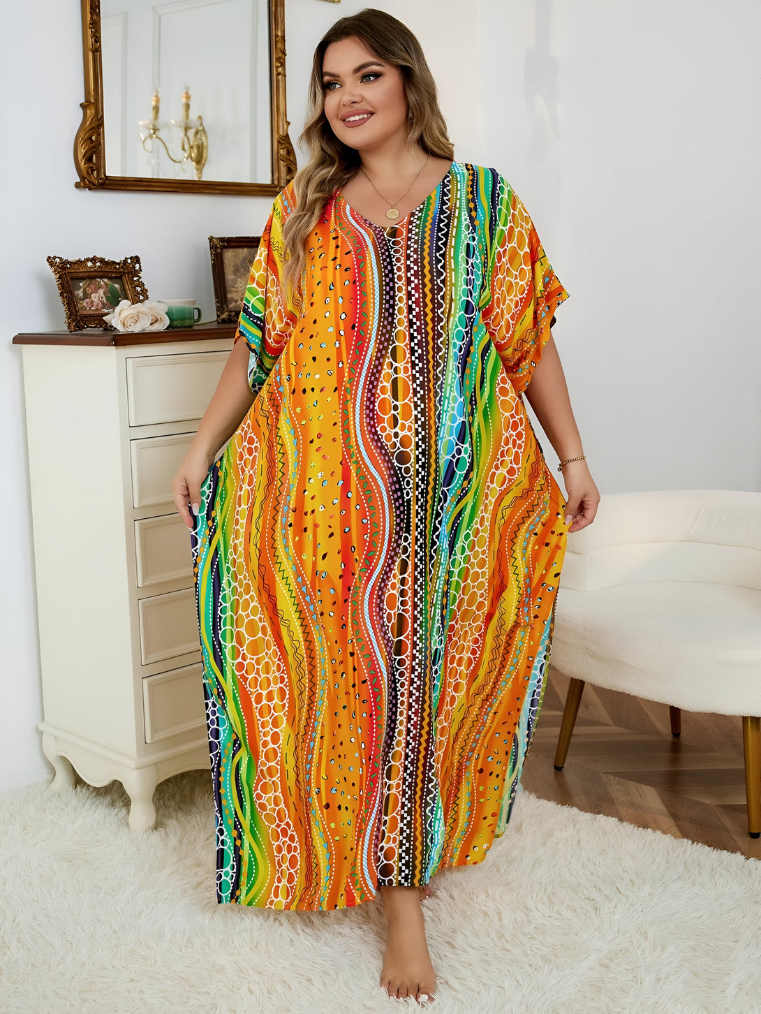 Une femme portant une robe longue musulmane avec un motif coloré et des manches courtes.  La robe est orange, verte, bleue, jaune, noire et blanche.