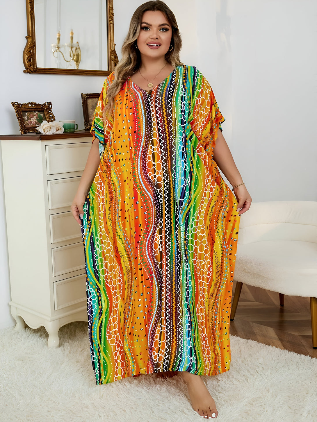 Une femme portant une longue robe musulmane à manches courtes avec un motif coloré de lignes et de cercles.