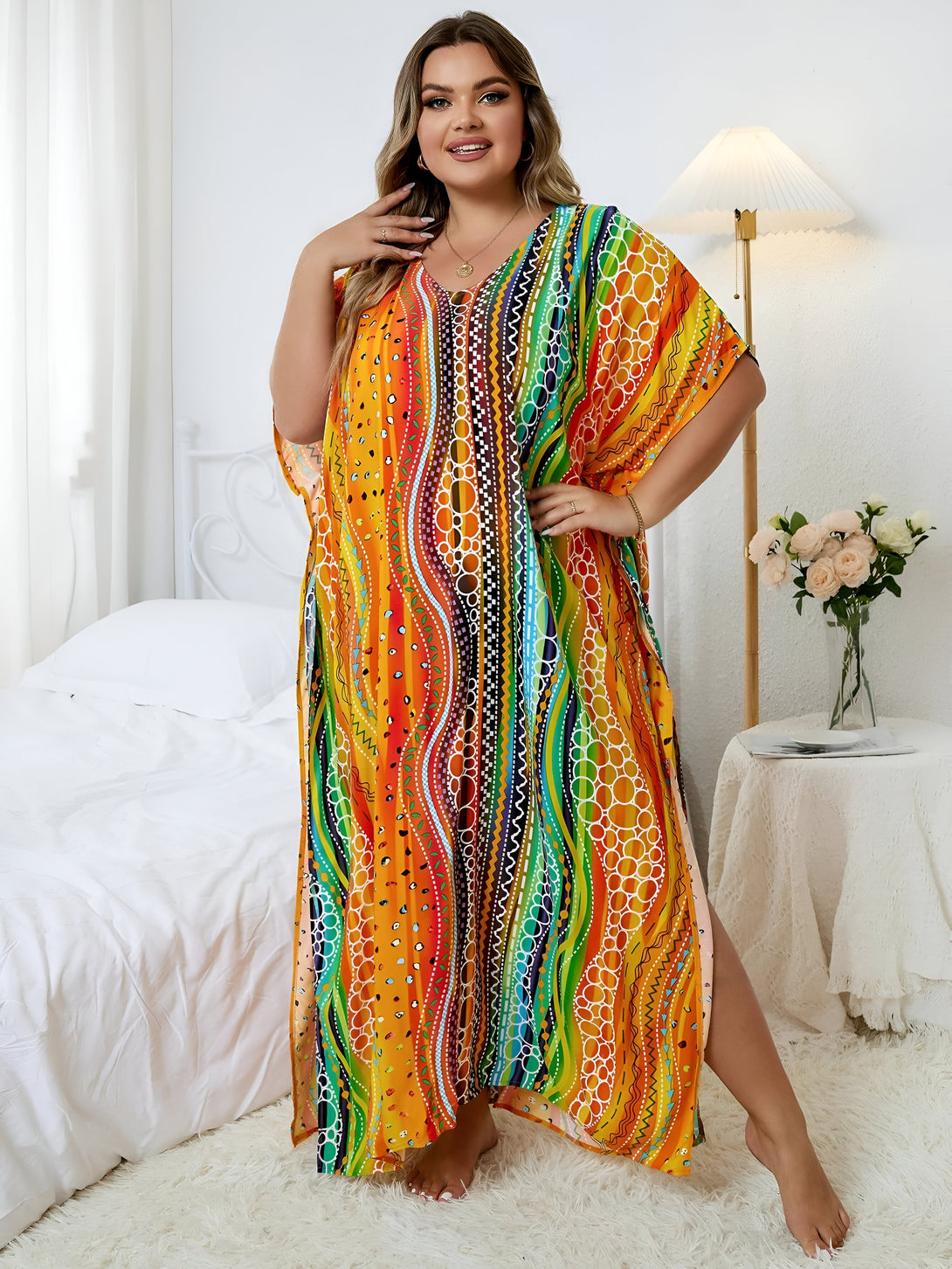 Une femme porte une robe longue musulmane de couleur orange et verte avec un motif coloré. La robe a une encolure en V et des manches courtes. La robe est parfaite pour les occasions spéciales ou décontractées.