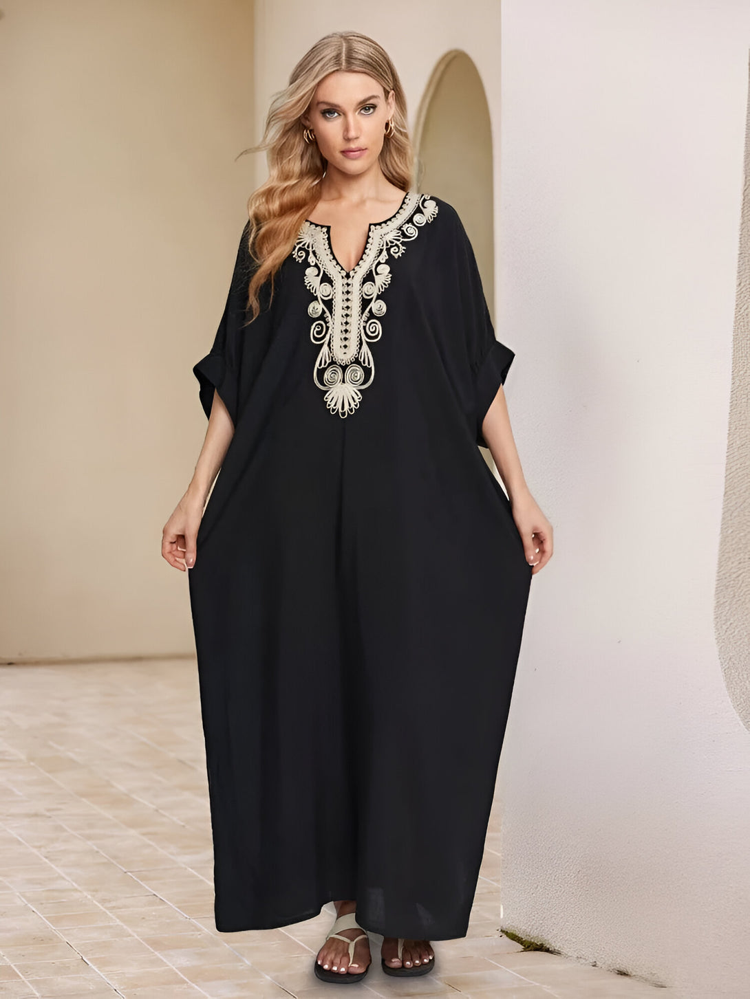 Robe longue noire avec broderies dorées, parfaite pour les occasions spéciales.  Vêtement musulman élégant et confortable.