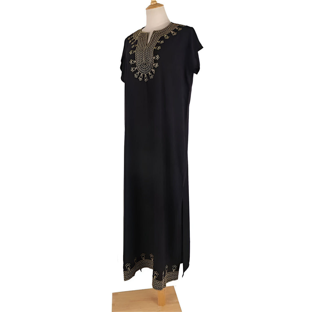 Robe longue noire pour femme musulmane avec des broderies dorées au col et à l'ourlet.