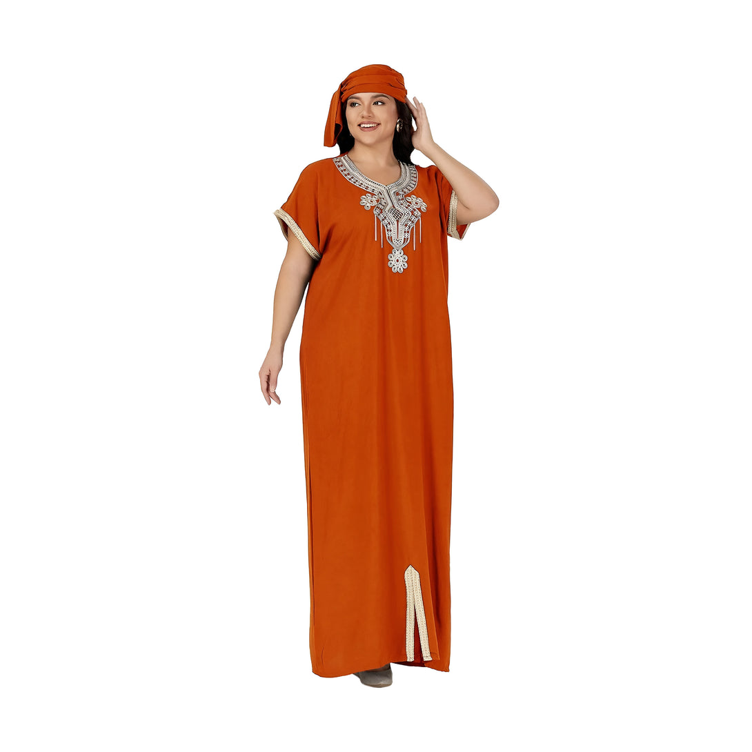 Une femme portant une robe longue orange avec des détails brodés dorés et un foulard assorti. La robe est ample et confortable, parfaite pour les occasions spéciales ou pour le quotidien.
