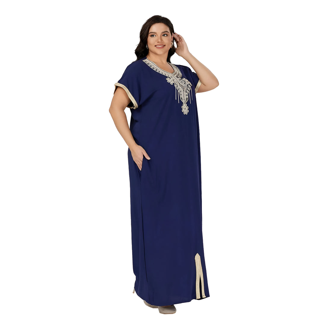 Une femme portant une robe longue bleue avec des détails dorés brodés.
