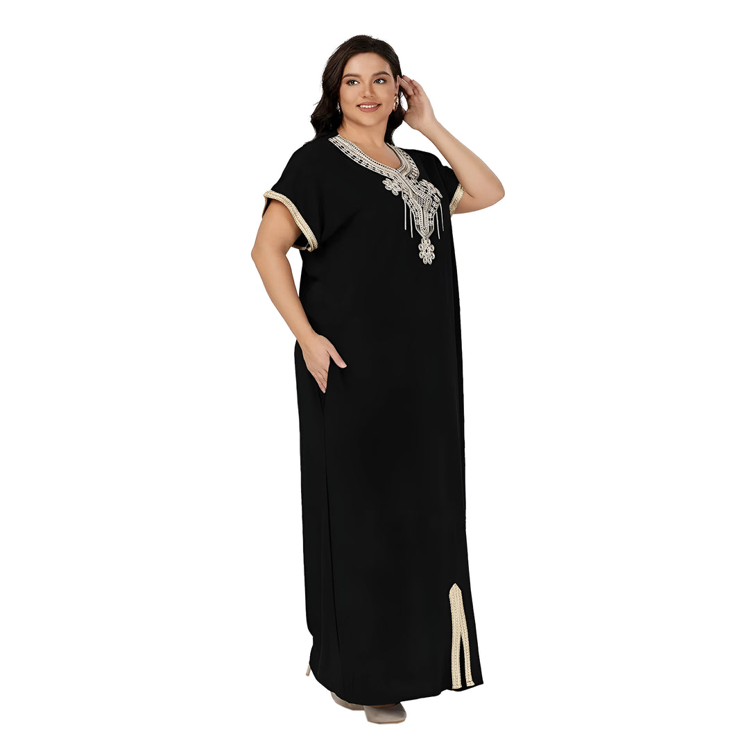 Une femme porte une robe noire de style musulman avec des broderies dorées. La robe a des manches courtes et une encolure en V.  Elle est élégante et confortable.
