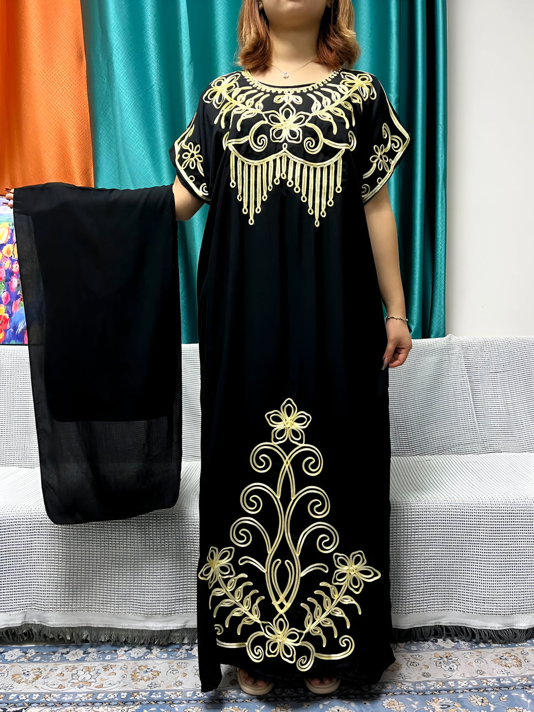 Robe longue noire pour femmes avec des broderies dorées florales. Idéal pour les occasions spéciales et le quotidien.  #robemusulmane #vêtementislamique #broderie #modeislamique #robe