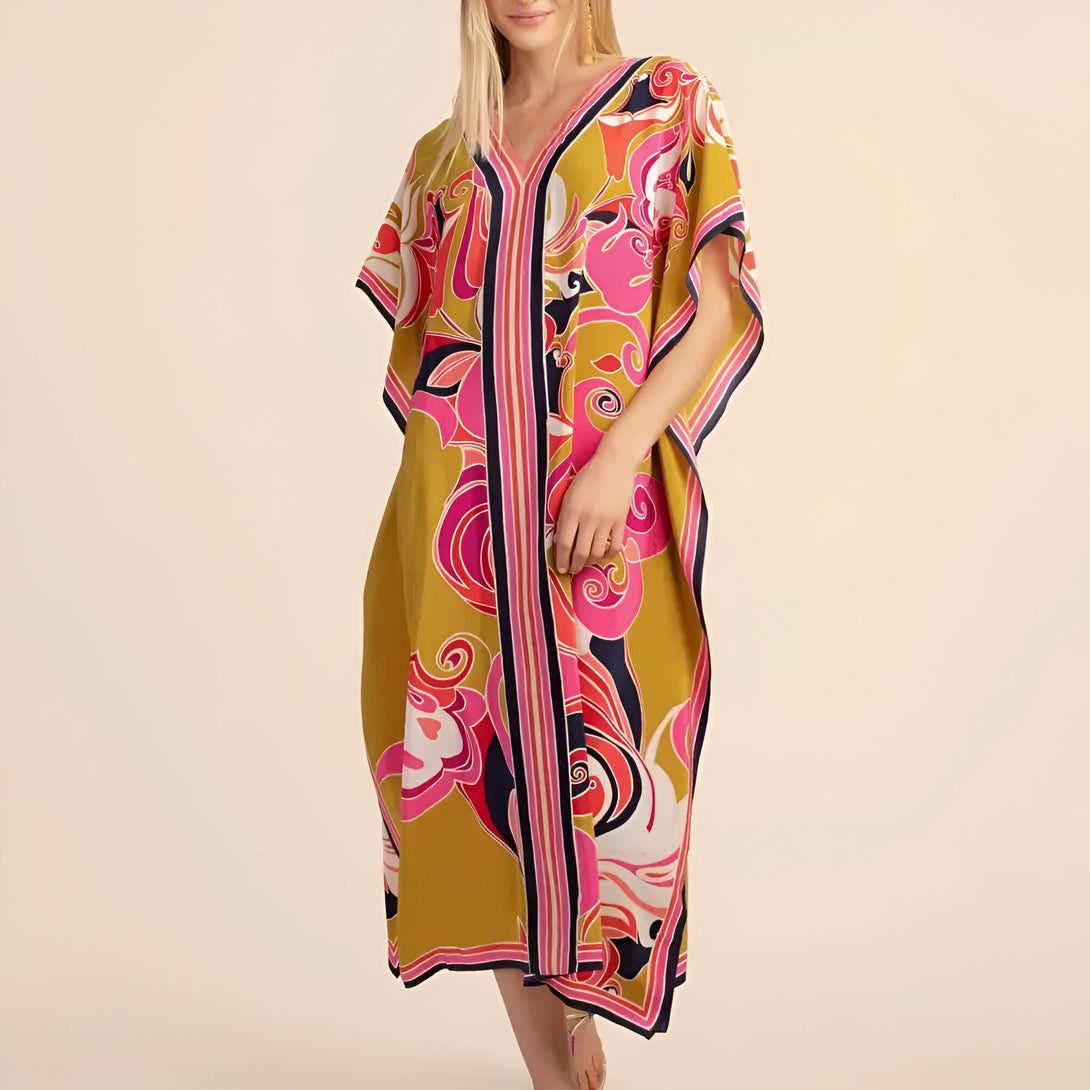 Robe longue musulmane à manches courtes, avec un motif floral coloré sur fond jaune moutarde.