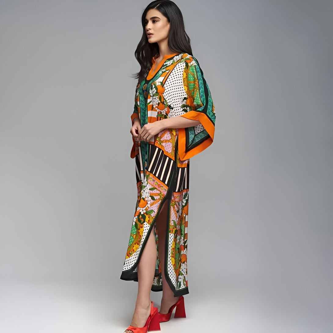 Une femme porte une robe longue musulmane à imprimé floral et orange. La robe a des manches trois quarts et une fente sur le côté.