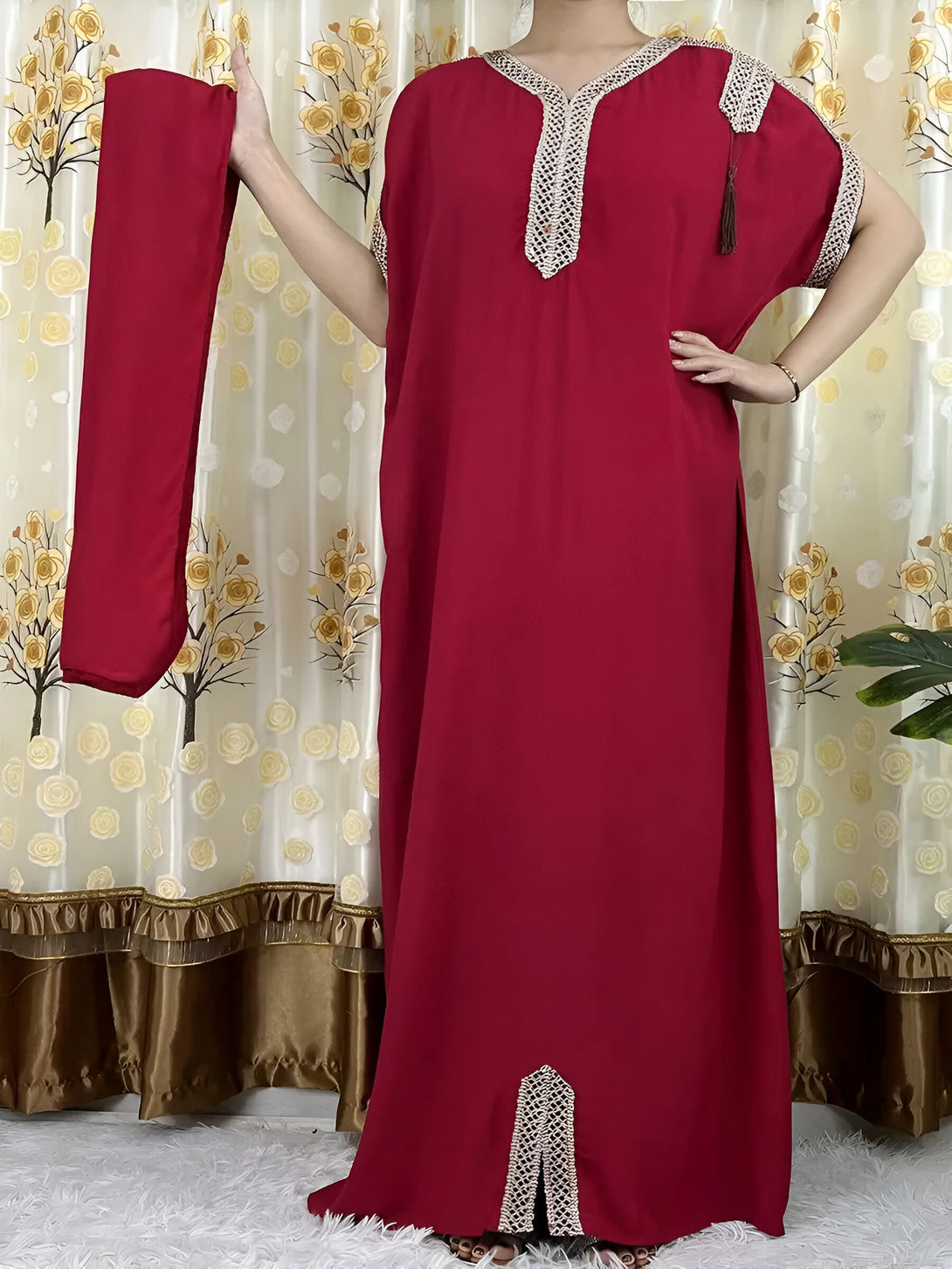 Robe longue rouge pour femmes musulmanes avec détails dorés et un foulard assorti.  Parfait pour les occasions spéciales.