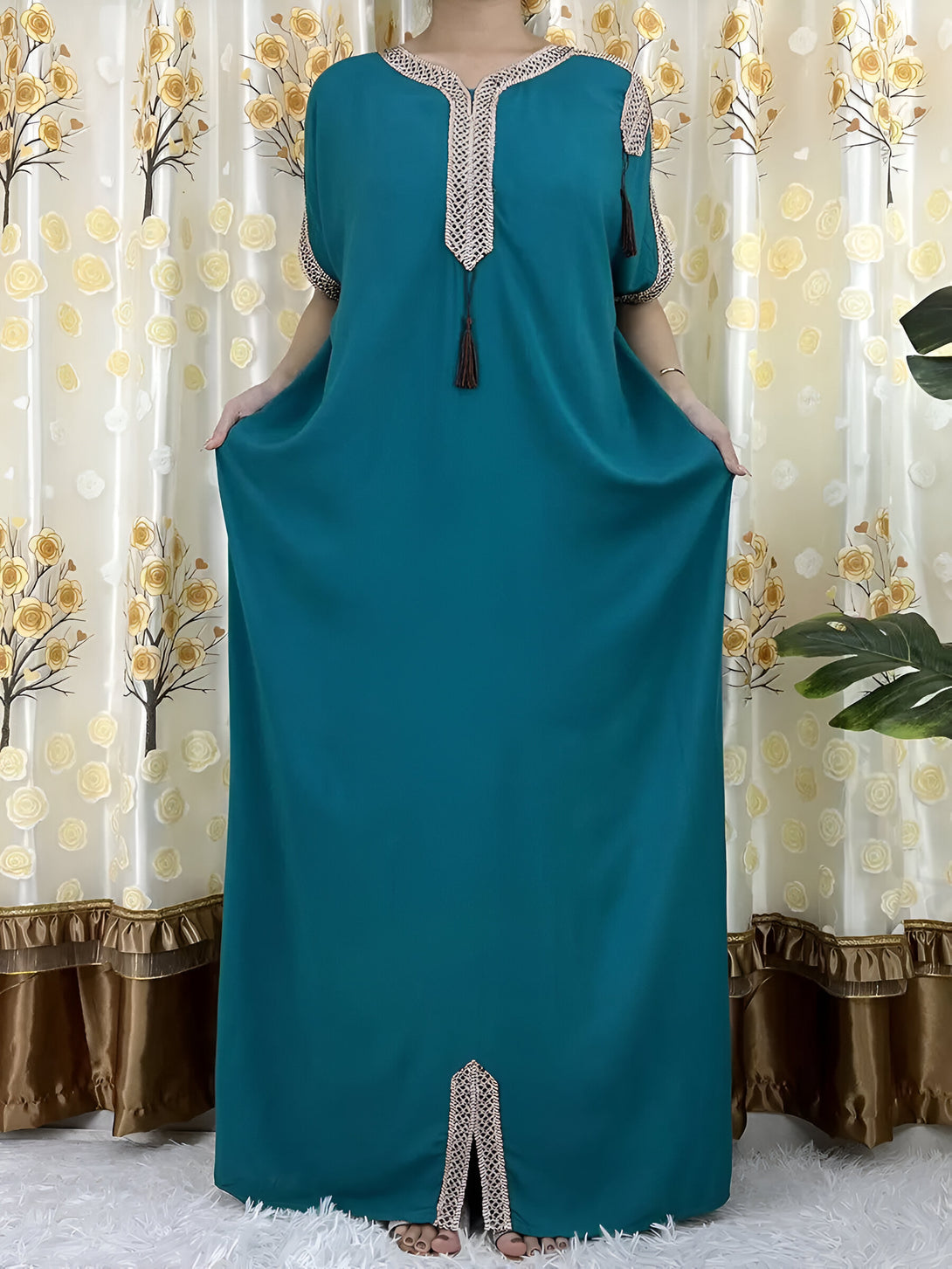 Robe longue turquoise pour femmes, avec des détails en dentelle dorée et des glands. Parfaite pour les occasions spéciales ou au quotidien.