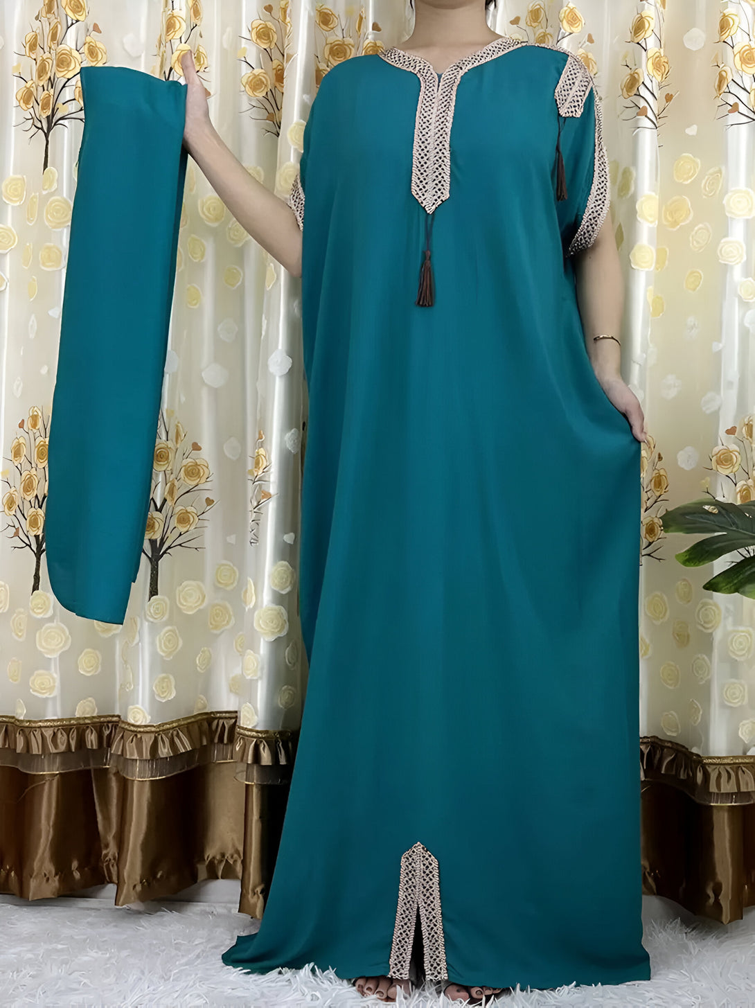 Robe longue turquoise à manches courtes avec un col rond et des détails en dentelle, accompagnée d'une écharpe assortie.  Parfait pour les occasions spéciales ou les tenues décontractées.