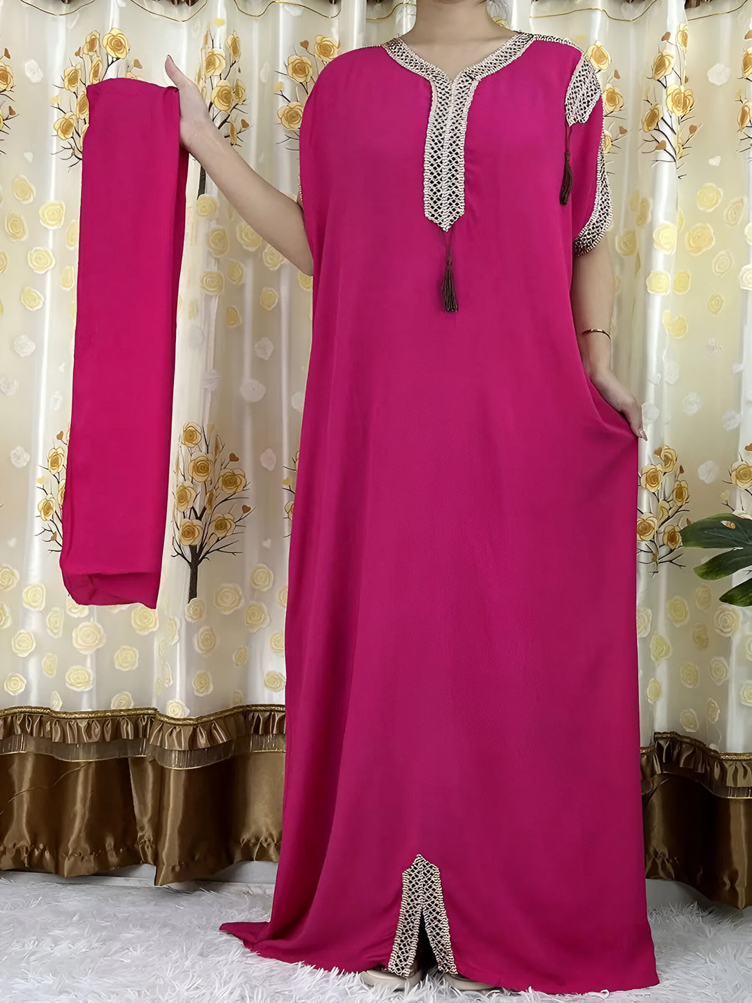 Robe longue rose pour femme musulmane avec manches courtes et ornements dorés, accompagnée d'un foulard assorti. La robe est ample et confortable, idéale pour les occasions spéciales ou le quotidien.