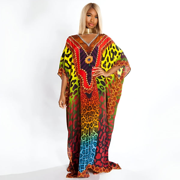 Une femme porte une longue robe de prière musulmane colorée avec un imprimé léopard. La robe est en soie et a des manches longues. Elle est parfaite pour les occasions spéciales ou les jours de prière.