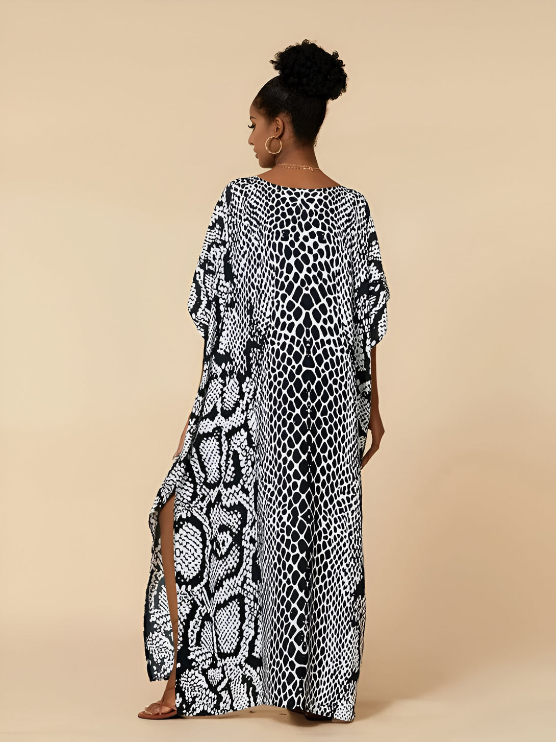 Robe longue à imprimé serpent, avec manches courtes et fentes latérales, idéale pour les occasions spéciales ou les sorties décontractées.